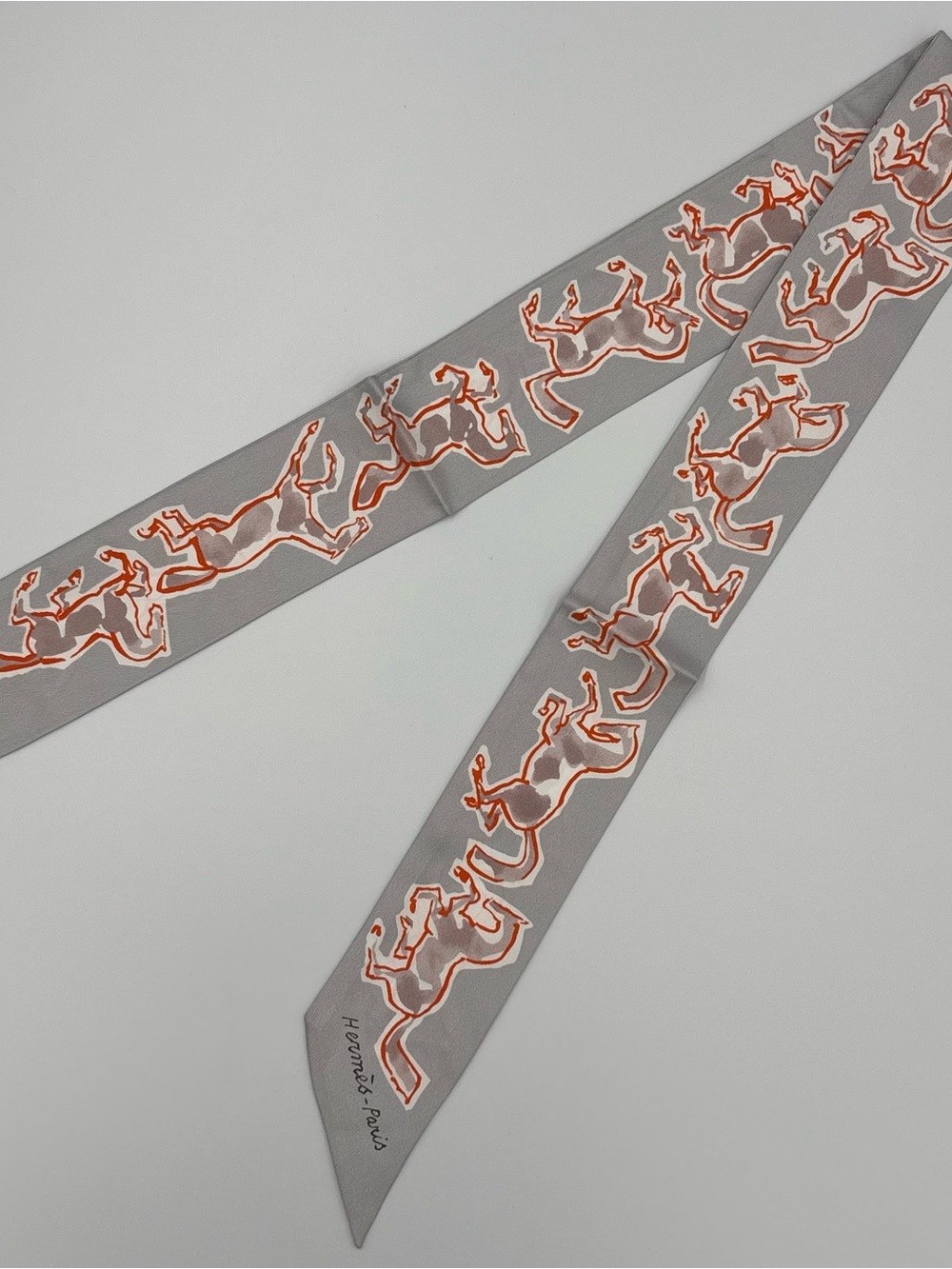 Hermès Twilly Chevaux en Liberté Gris Perle Rouge Scarf Ribbon Hair Tie